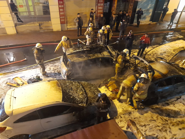 Fatih’te park halindeki 5 araç alev alev yandı